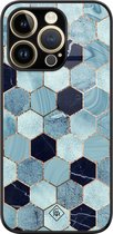 Casimoda® hoesje - Geschikt voor iPhone 14 Pro - Blue Cubes - Luxe Hard Case Zwart - Backcover telefoonhoesje - Blauw