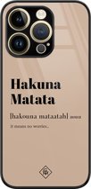 Casimoda® hoesje - Geschikt voor iPhone 14 Pro - Hakuna Matata - Luxe Hard Case Zwart - Backcover telefoonhoesje - Bruin/beige