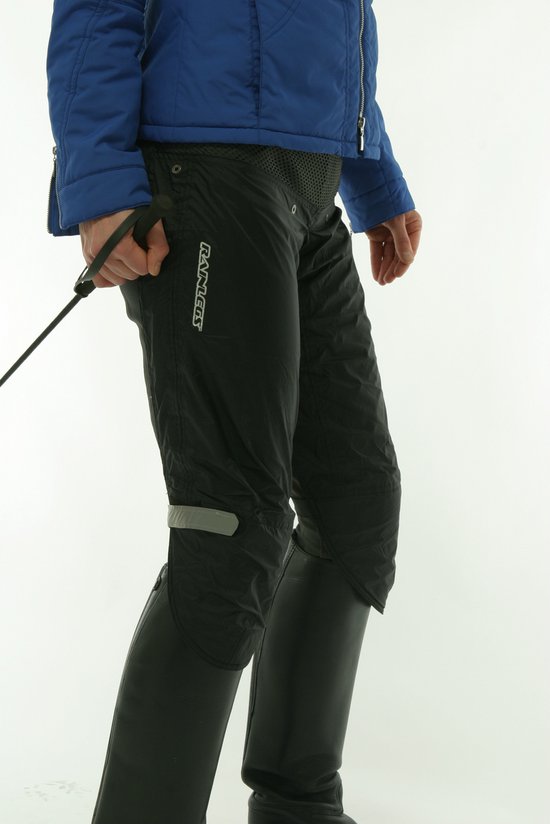 Zwarte Rainlegs met blauwe jas, rijlaarzen en een zwepen.