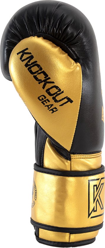 Zwarte bokshandschoen met gouden accenten en opdruk "KNOCKOUT GEAR".