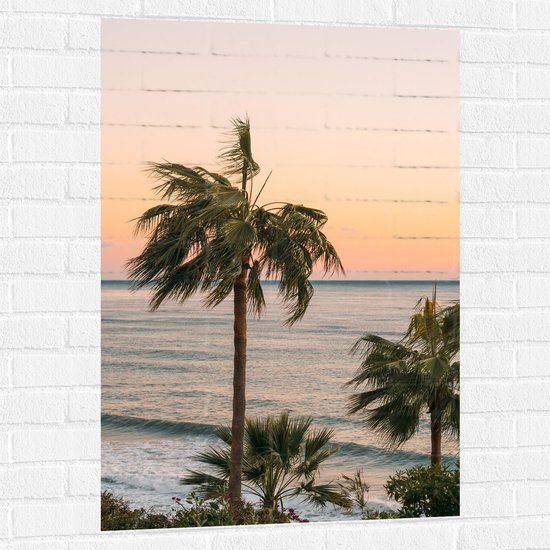 WallClassics - Muursticker - Hoge Palmbomen bij Zee - 70x105 cm Foto op Muursticker