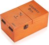 Een oranje houten 'Useless Box' met "Useless Box" op het deksel en "PUSH" met een pijl op de voorkant.