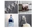 Collage de quatre images : crochets sur un mur, un crochet sous l'eau, un crochet avec une bouteille, un crochet avec une éponge.