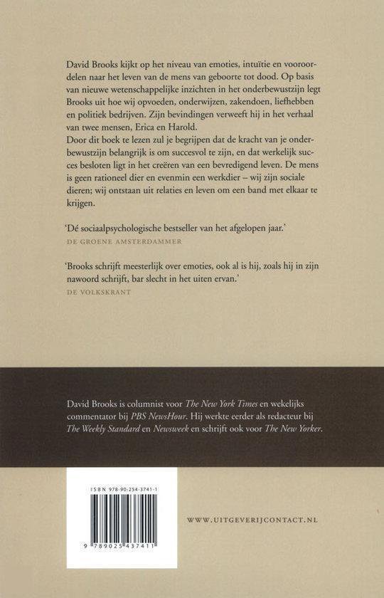 Achterkant van een boek met tekst en een barcode.