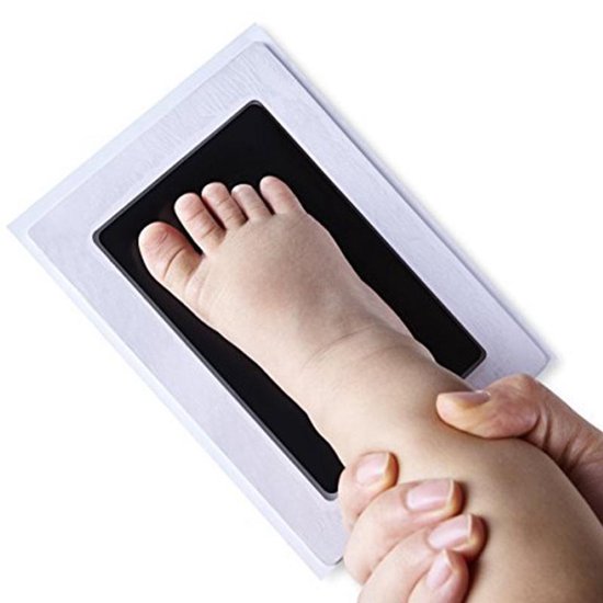 Baby handafdruk en voetafdruk fotokaartje - Baby cadeau - Gipsafdruk alternatief! - Eenvoudig schoonmakeden - Rode inkt van Little Hippo Arts — afbeelding 3