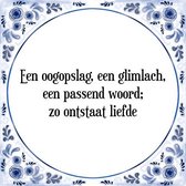 Tegeltje met Spreuk (Tegeltjeswijsheid): Een oogopslag, een glimlach, een passend woord; zo ontstaat liefde + Kado verpakking & Plakhanger