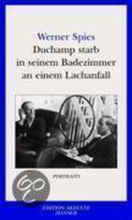 Boekomslag: "Werner Spies Duchamp starb in seinem Badezimmer an einem Lachanfall". Twee mannen aan tafel, een vergrootglas.