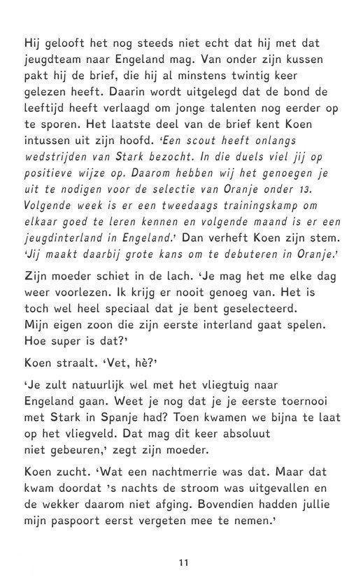 Karakterillustratie van een jongen die droomt van voetballen, met een voetbal op de voorgrond.