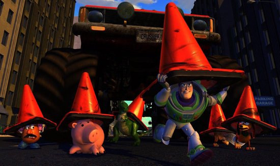 Buzz Lightyear en vrienden met oranje verkeerskegels op hun hoofd, voor een monster truck.