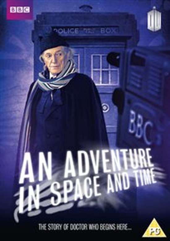 An Adventure in Space and Time poster met een oudere man in een zwarte jas, sjaal en hoed voor de TARDIS.