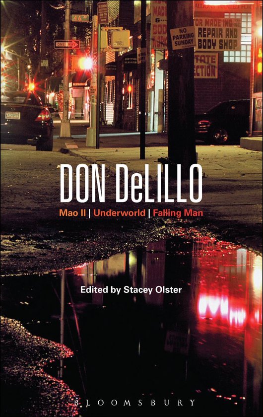 Couverture du livre de Don DeLillo avec les titres Mao II, Underworld et Falling Man, édité par Stacey Olster. L'arrière-plan est une rue de ville nocturne avec des reflets dans une flaque d'eau.