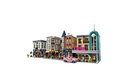 LEGO Creator Expert Downtown Diner, deel van een straat met diverse gebouwen en een roze auto.