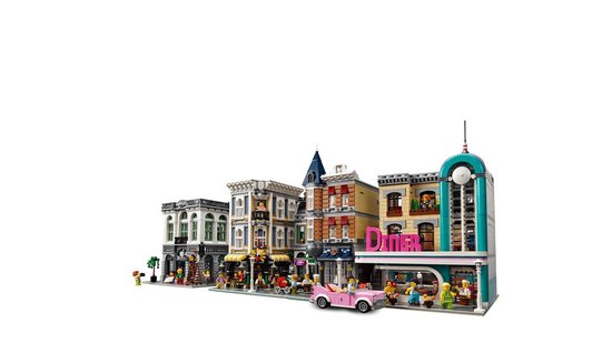 LEGO Creator Expert Downtown Diner, deel van een straat met diverse gebouwen en een roze auto.