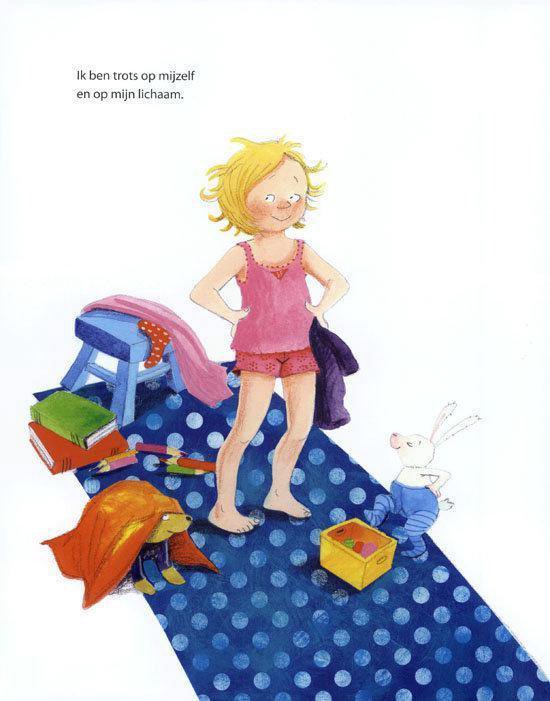 Meisje in roze pyjamabroek en top staat trots voor een spiegel, met een konijn en speelgoed.