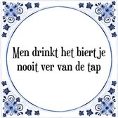 Tegeltje met Spreuk (Tegeltjeswijsheid): Men drinkt het biertje nooit ver van de tap + Kado verpakking & Plakhanger