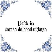 Tegeltje met Spreuk (Tegeltjeswijsheid): Liefde is; samen de hond uitlaten + Kado verpakking & Plakhanger