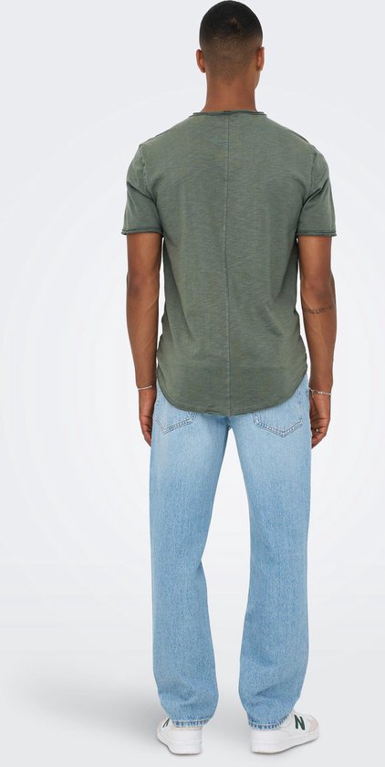 Model op de rug draagt een groene T-shirt vanONLY & SONS met ronde nek en een uitlopende zoom, met lichte jeans.