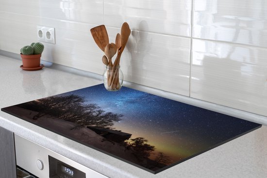 KitchenYeah® Inductie beschermer 81.6x52.7 cm - Sterrenhemel - Landschap - Zweden - Sneeuw - Winter - Kookplaataccessoires - Afdekplaat voor kookplaat - Inductiebeschermer - Inductiemat - Inductieplaat mat
