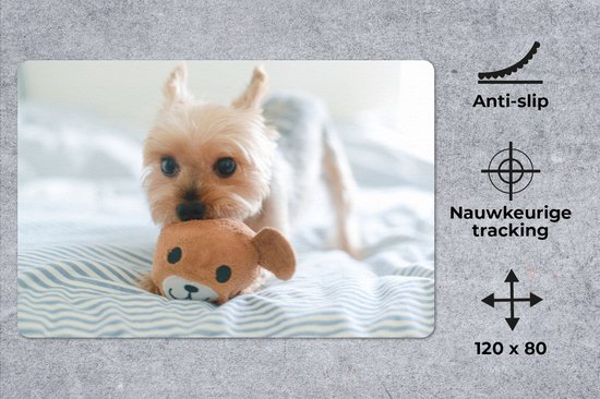 Muismat XXL 120x80 cm - Bureau onderlegger - Bureau mat De Yorkshire Terrier speelt met speelgoed - Bureaumat - Gaming mousepad xl - Bureaulegger groot - Computer deskmat