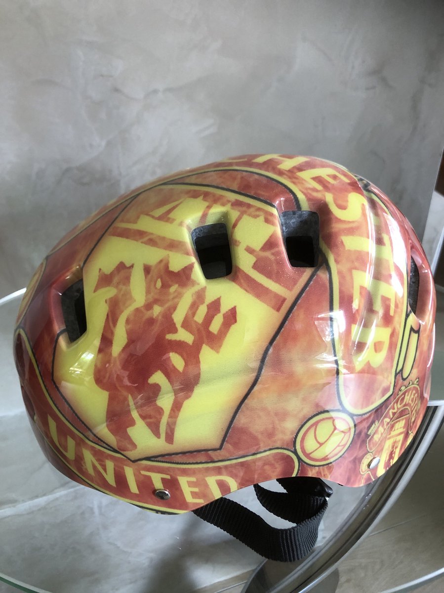 Safeways-helmets, uniek ontwerp KED helm Risco ManUnited. M is 52-58cm