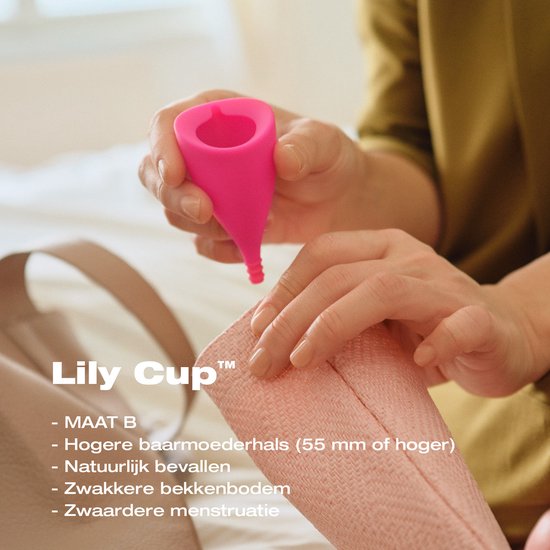 Mains tenant une Lily Cup™ rose, avec texte sur la taille B.