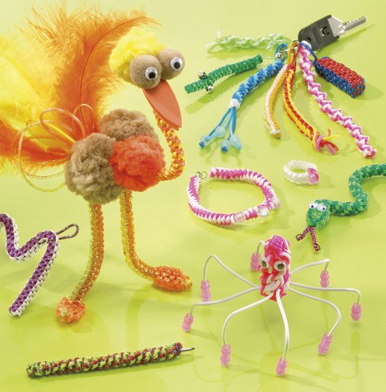 Knutselwerkjes van veelkleurige, glinsterende Filofun-draden: struisvogel, slang, spin, armband en sleutelhangers.