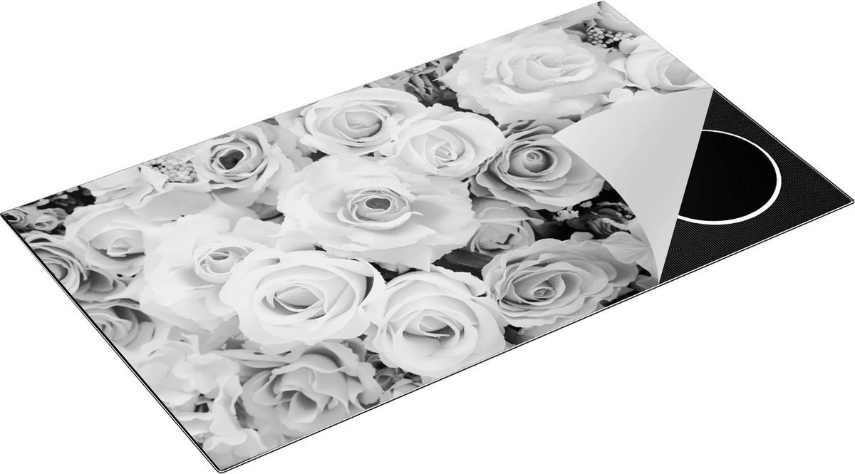 Chefcare Inductie Beschermer Roze Rozen Achtergrond - Bloemen - Zwart Wit - 90x55 cm - Afdekplaat Inductie - Kookplaat Beschermer - Inductie Mat
