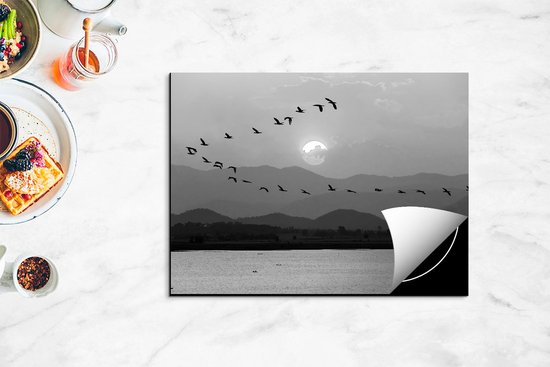 Chefcare Inductie Beschermer Silhouet van Zwerm Vogels bij Zonsondergang - Zwart Wit - 70x55 cm - Afdekplaat Inductie - Kookplaat Beschermer - Inductie Mat