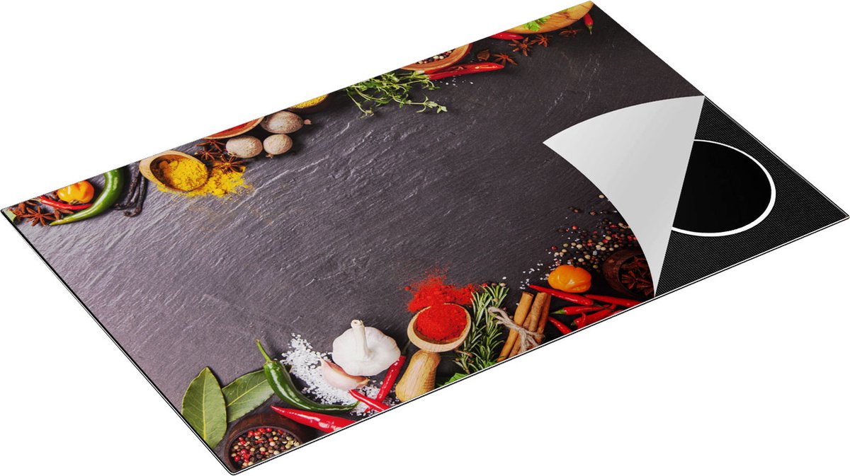 Chefcare Inductie Beschermer Verschillende Kruiden op een Zwarte Tafel - 85x52 cm - Afdekplaat Inductie - Kookplaat Beschermer - Inductie Mat