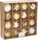 Set van 16 gouden en witte kerstballen in een doos, met diverse texturen en patronen.