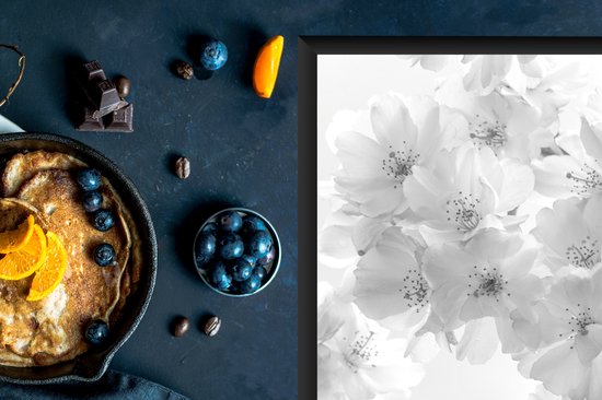 KitchenYeah® Inductie beschermer 80x52 cm - Close-up van de bloesem van een kersenboom - zwart wit - Kookplaataccessoires - Afdekplaat voor kookplaat - Inductiebeschermer - Inductiemat - Inductieplaat mat