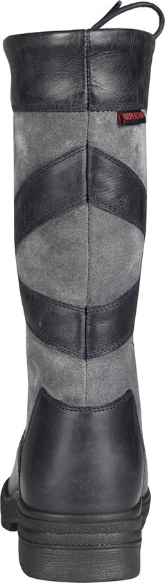 Achterkant van een grijze laars met donkerblauwe leren accenten.