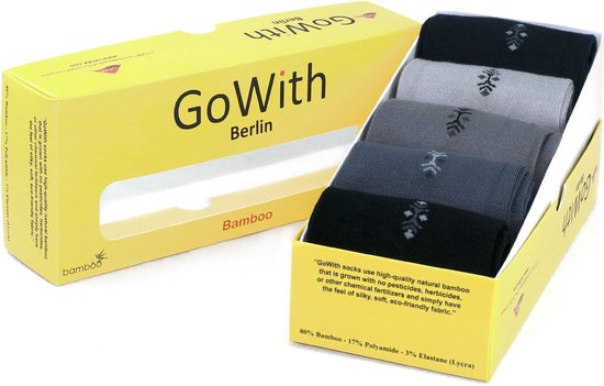 Een assortiment van vijf paar GoWith bamboe sokken in donkere kleuren: zwart, donkergrijs, grijs, marineblauw en lichtgrijs, met een zwart logo. Een open doos met de sokken en een gele doos van GoWith Berlin.
