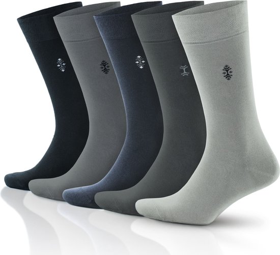 Een rij van vijf paar GoWith bamboe sokken in donkere tinten: zwart, donkergrijs, grijs, marineblauw en lichtgrijs, elk met een subtiel zwart logo.