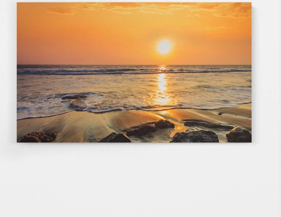Vagues et rochers sur la plage au coucher du soleil | 100x60 cm | Paysage  Coucher de... | bol.com