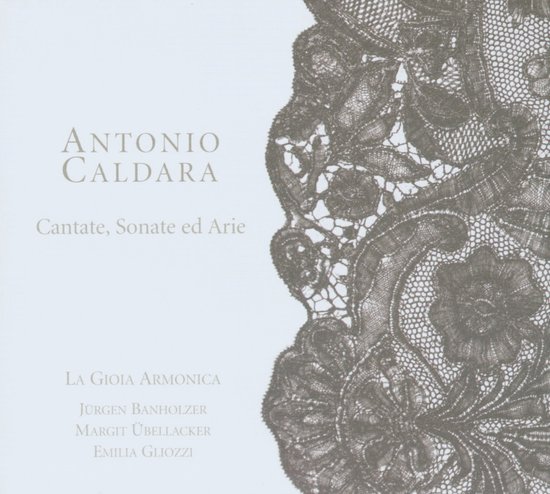 Albumhoes met de titel Antonio CALDARA Cantate, Sonate ed Arie. De rechterkant toont een detail van een grijze kantrand.