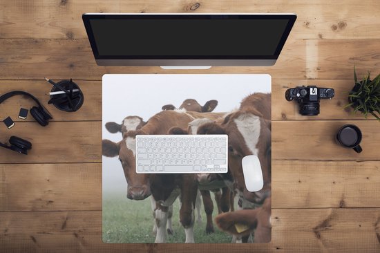 Muismat XXL 60x60 cm - Bureau onderlegger - Bureau mat Koeien - Bruin - Mist - Bureaumat - Gaming mousepad xl - Bureaulegger groot - Computer deskmat