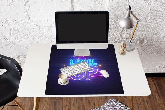 Muismat XXL 80x80 cm - Bureau onderlegger - Bureau mat Gaming - Neon - Level Up - Quotes - Gamen - Bureaumat - Gaming mousepad xl - Bureaulegger groot - Computer deskmat - Geschikt voor Gaming Muis en Gaming PC set