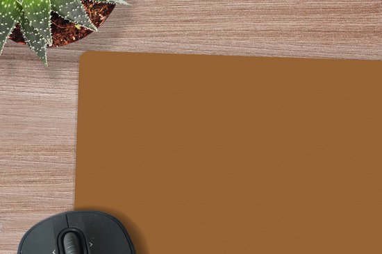 Detail van een bruine effen muismat met een deel van een muis en een plantje.