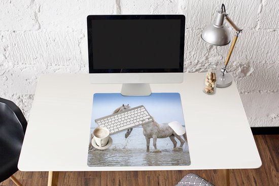 Muismat XXL 60x60 cm - Bureau onderlegger - Bureau mat Twee paarden in het water in Camargue - Bureaumat - Gaming mousepad xl - Bureaulegger groot - Computer deskmat