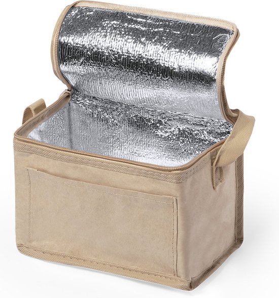 Open beige koeltas met zilverkleurige, aluminium binnenzijde en handvatten. Op een witte achtergrond.