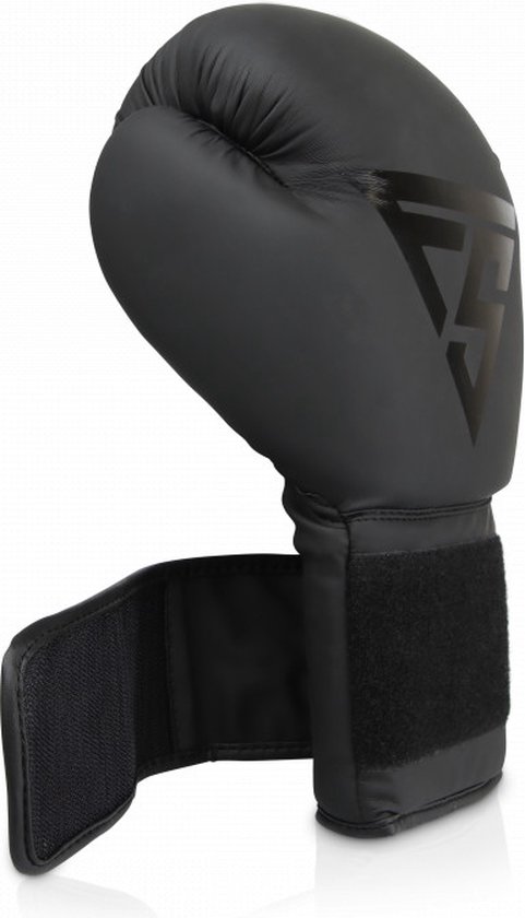 Zwarte bokshandschoen met het Fightsense logo, polsband opengeklapt.