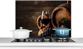 Spatscherm keuken 90x60 cm - Kookplaat achterwand Wijn - Wijnglas - Wijnvaten - Druiven - Glas - Muurbeschermer - Spatwand fornuis - Hoogwaardig aluminium