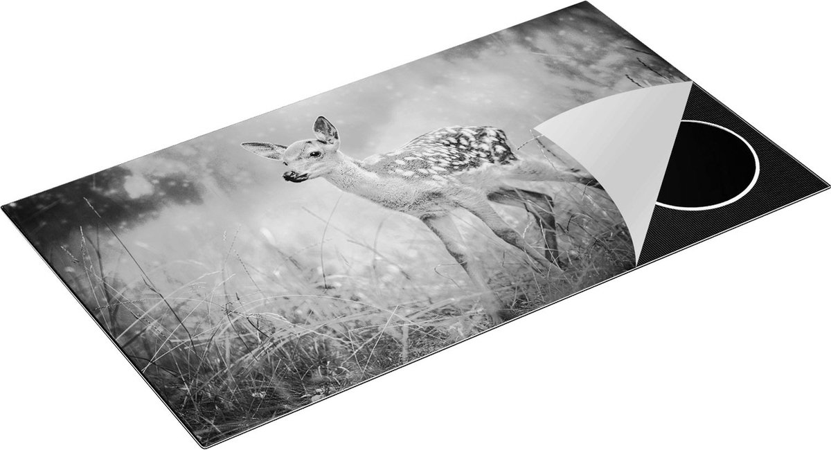 Chefcare Inductie Beschermer Baby Hert in het Gras - Bambi - Zwart Wit - 95x55 cm - Afdekplaat Inductie - Kookplaat Beschermer - Inductie Mat