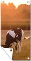 Tuinposter - Koe - Dieren - Zon - Gras - Weiland - 40x80 cm - Tuindoek - Muurdecoratie - Wanddecoratie