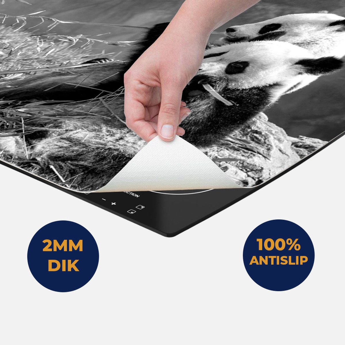 Chefcare Inductie Beschermer Twee Panda's Eten Bamboe Riet - Zwart Wit - 60x55 cm - Afdekplaat Inductie - Kookplaat Beschermer - Inductie Mat