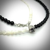 Collier avec perles de Nacre blanche - Onyx noir brillant avec une tête de mort en Argent 925 10mm pour Homme et Femme, longueur 70cm avec fermoir.