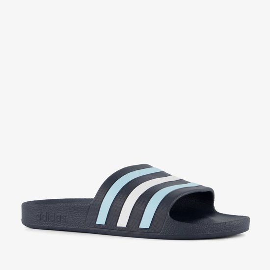 Donkerblauwe teenslipper met drie lichtblauwe en één witte streep op de band, met adidas logo.