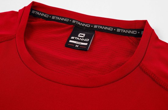 Détail de cou d'un t-shirt rouge avec logo Stanno et étiquette taille M.