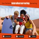 Drie jongeren maken een selfie met een zwarte Samsung A57 hoes. Waterafstotend, schokbestendig en duurzaam.